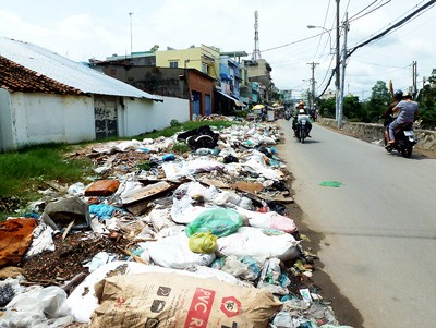 Solid waste being indiscriminately dumped along a street in Ward 9 of District 6 in HCMC (Photo: SGGP) Solid waste being indiscriminately dumped along a street in Ward 9 of District 6 in HCMC (Photo: SGGP)